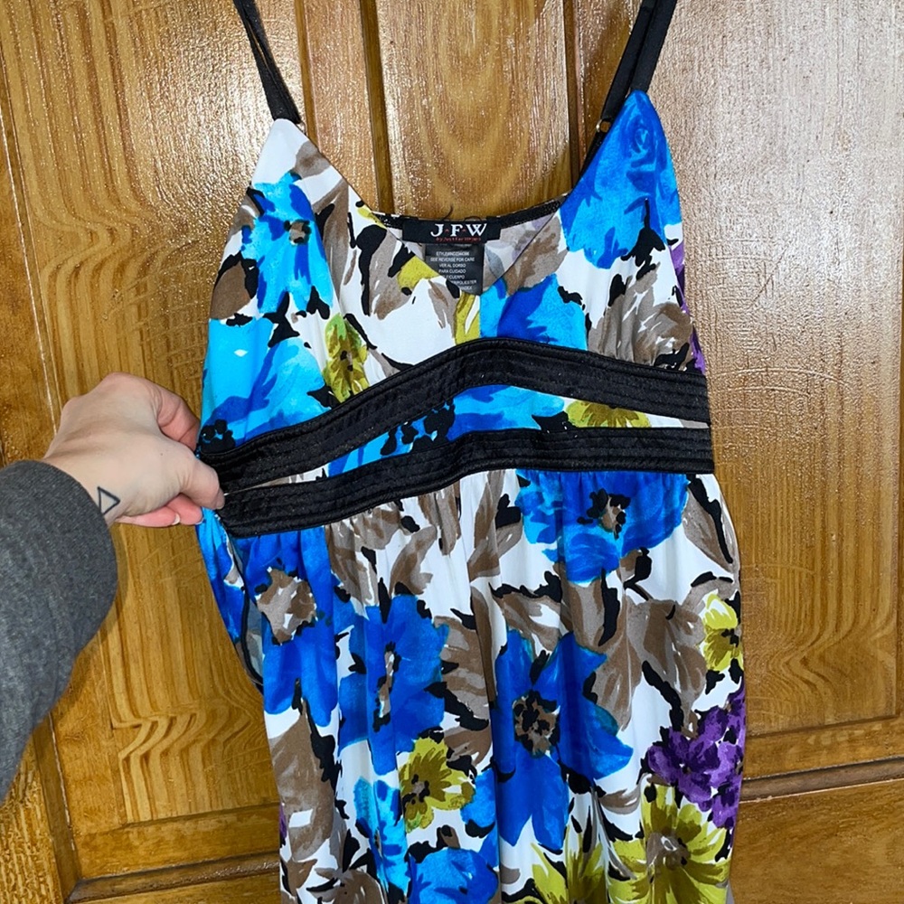 2/$30•So cute! Floral Bubble dress with tie at back